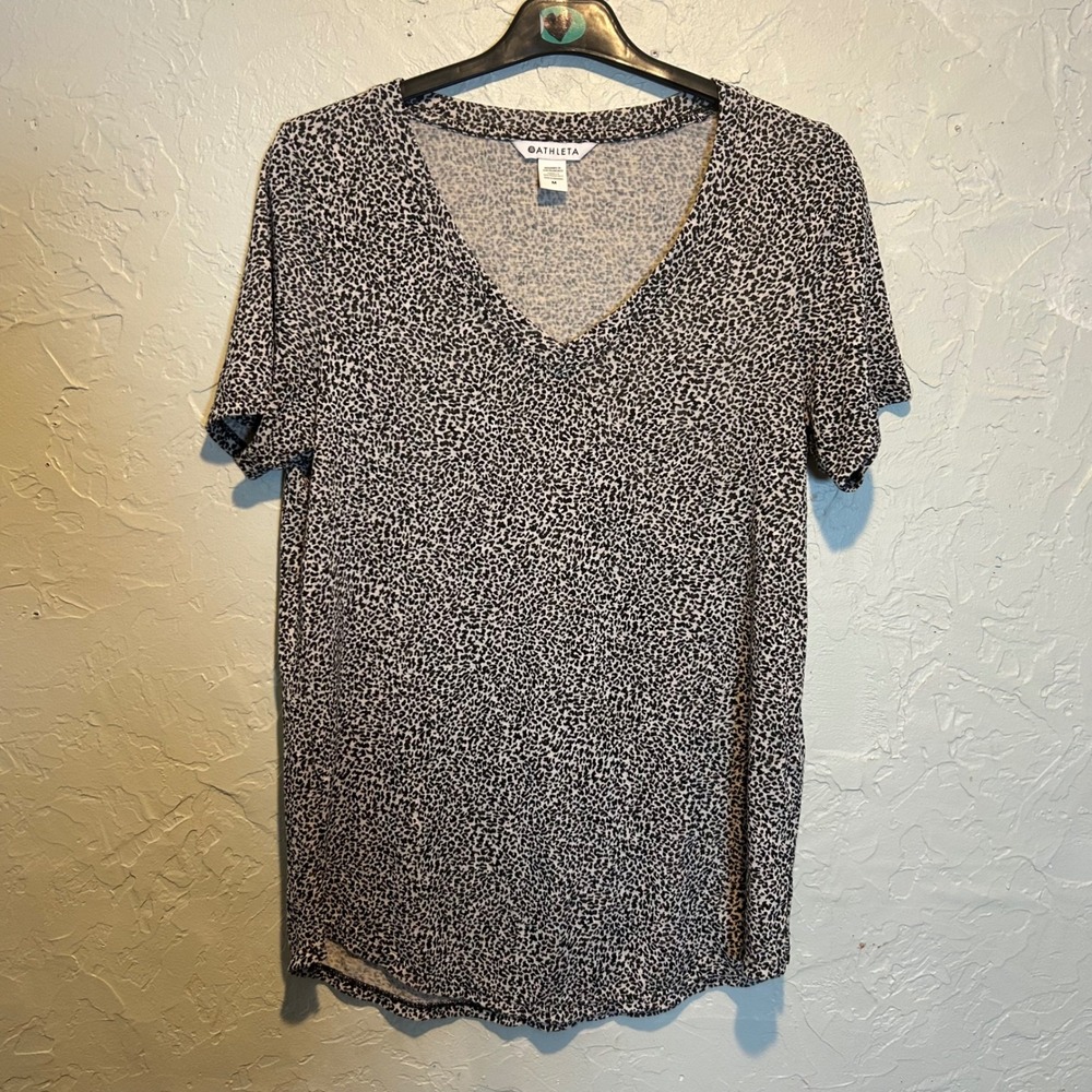 Athleta Breezy Scoop V Neck Tee Leopard Print Short Sleeve Women's M